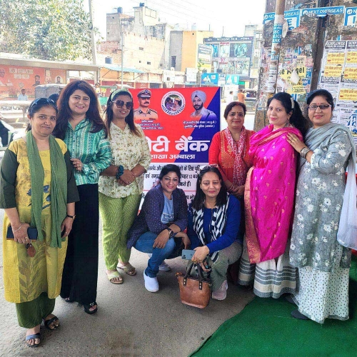 भोजन वितरण के दौरान रोटी बैंक के सदस्‍य