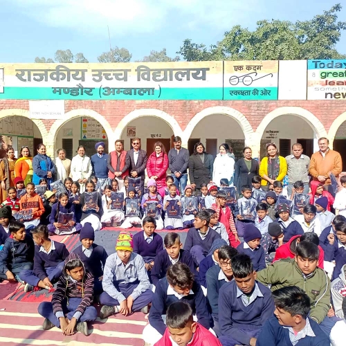 ग्रामीण एरिया मंडौर के राजकीय स्कूल में  90 बच्चों को शूज़ और स्वैटर भेंट किए